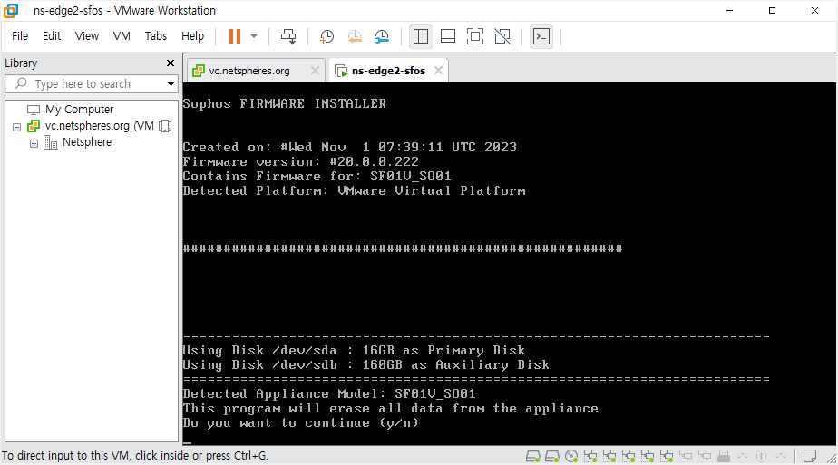 VMware Workstation 콘솔의 Sophos Firewall Installer가 감지한 디스크와 파티션을 나열하고 계속할지 묻는 화면.